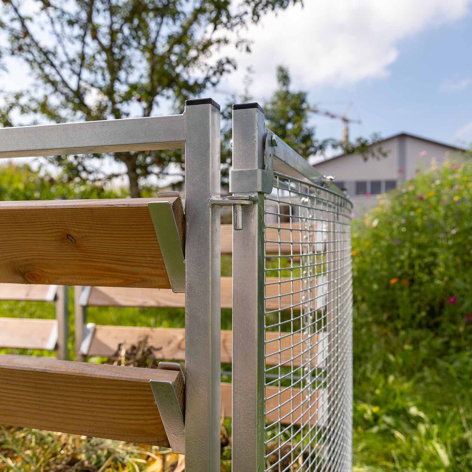 Komposter aus Holz und Metall mit Sieb