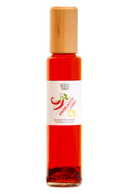 Chili-Knoblauch Olivenöl in einer Glasflasche