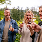 Vier Freunde genießen Wein auf der Insel Mainau
