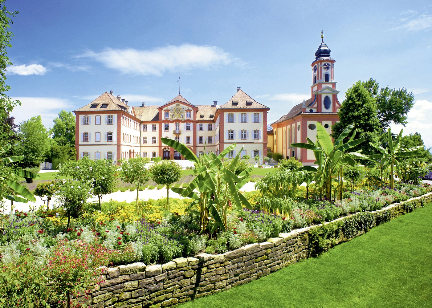 Schloss Mainau und Schlosskirche Sankt Marien im Sommer Schloss Mainau und Schlosskirche Sankt Marien im Sommer